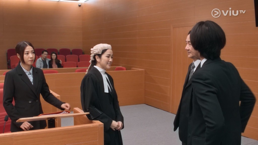 谢安琪饰演律师。