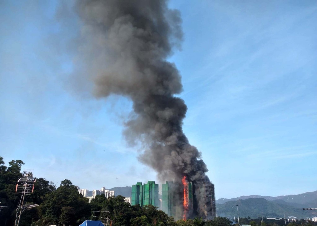 大埔宏福苑五級火警焚燒大半日,至今晨仍未救熄。 大埔宏福苑五級火警焚燒大半日,至今晨仍未救熄。