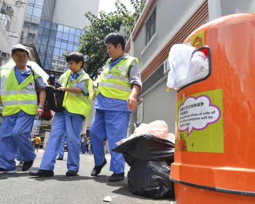 超過100名外判清潔工罷工抗議。