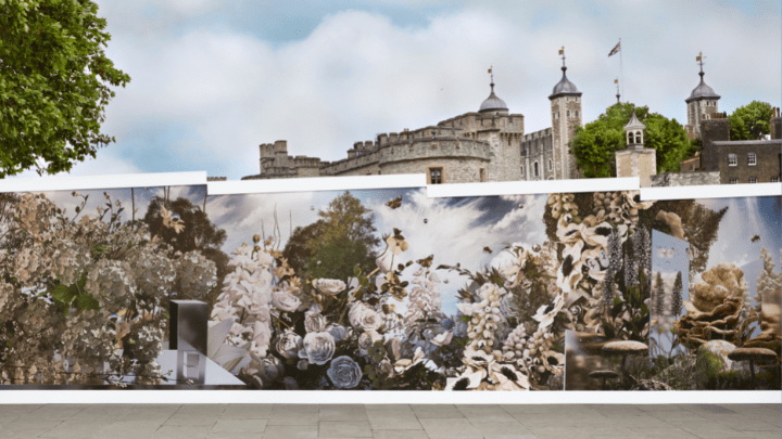 Burberry与数位艺术家Jon Emmony合作创作的艺术墙，灵感来自Superbloom发放的力量和英国林地动物和传粉媒介的活力，旨在创造一个宛如乌托邦的愿景。