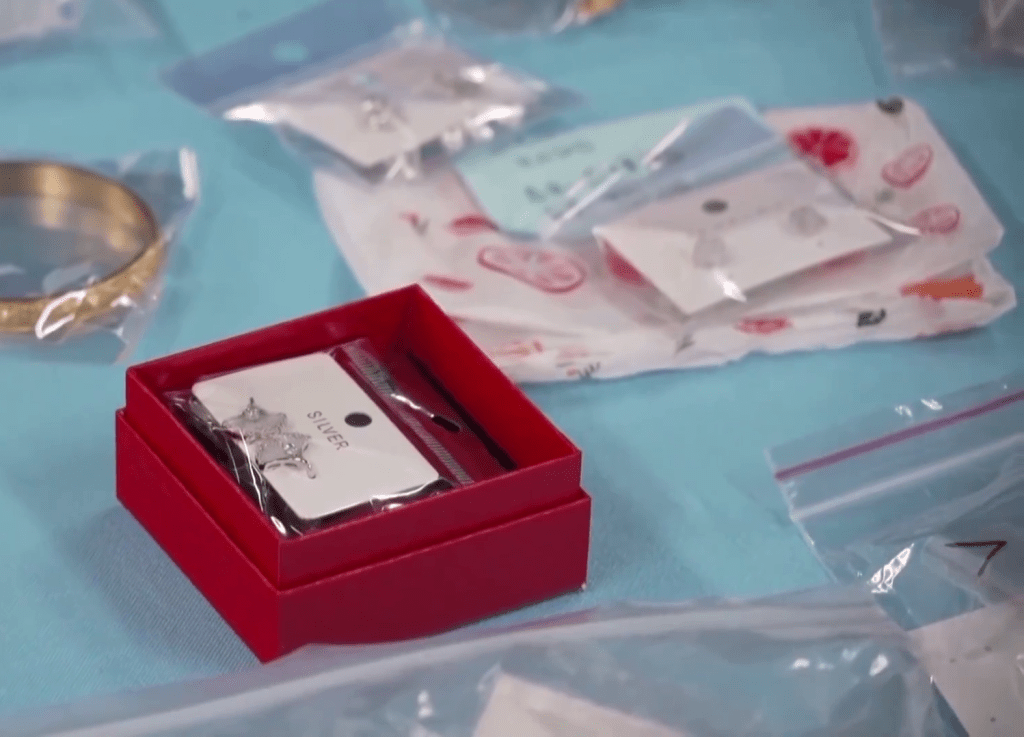 內媒披露廉價合金首飾，鎘元素最高超標9000多倍。 央視截圖