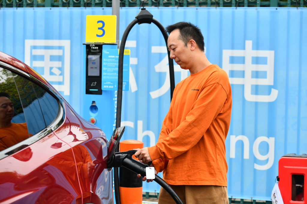 兩位「粵車南下」車主訪港即場使用。