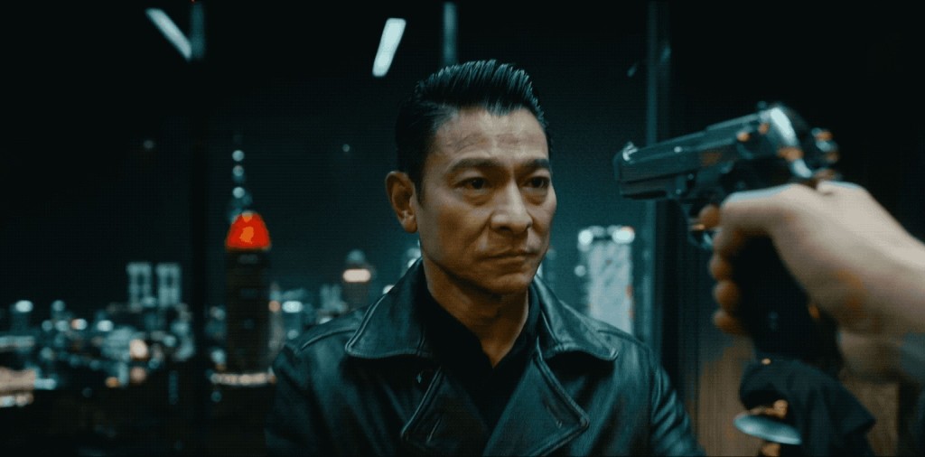 電影《人潮洶湧》講述由華仔飾演殺手，因一次意外與扮演茄喱啡的肖央交換身份，引發連串幽默趣怪的故事。