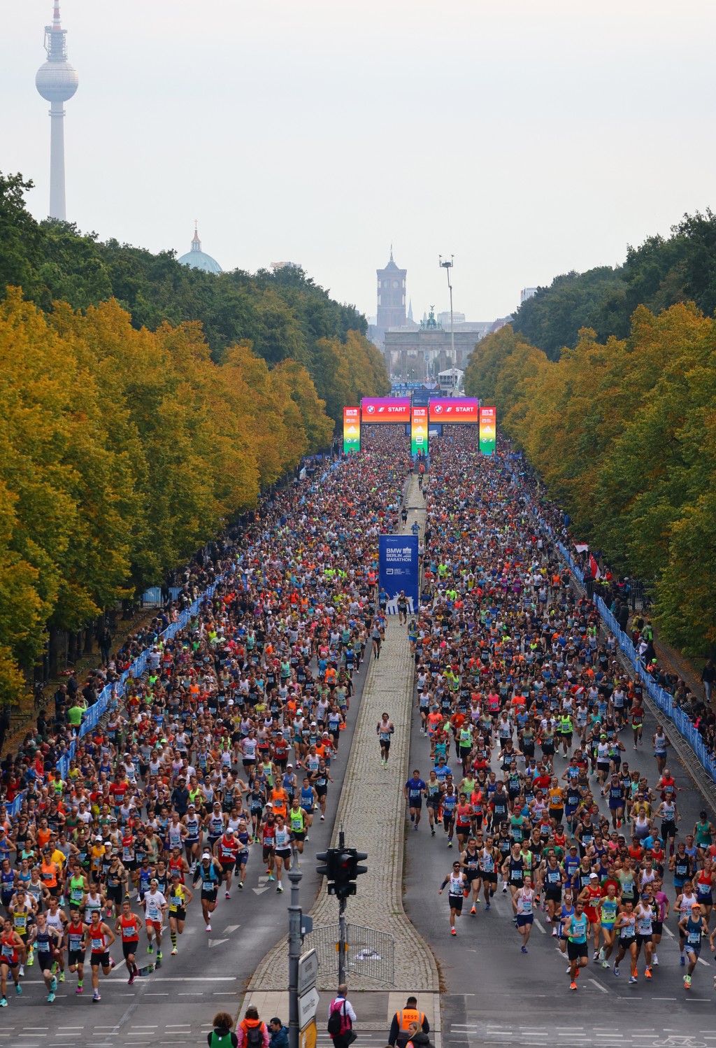 柏林马拉松起步的镜头。Reuters