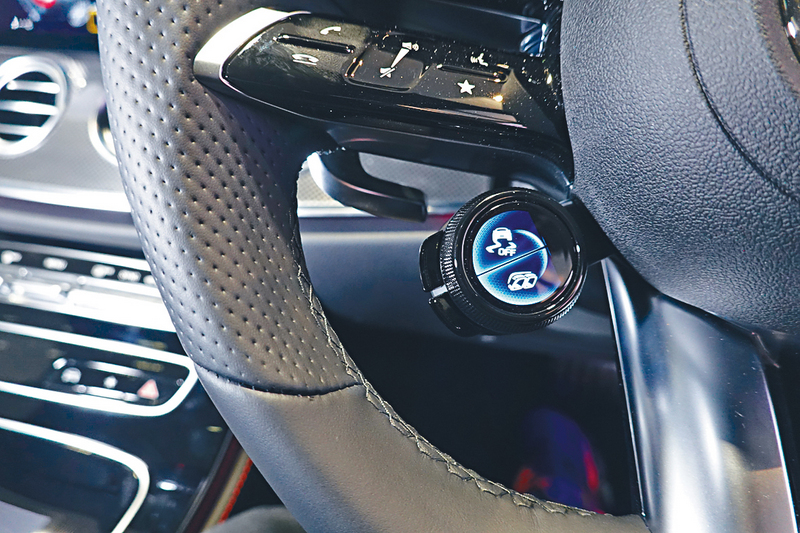 ●AMG Performance?盤配上駕駛模式快捷按鈕連顯示屏。