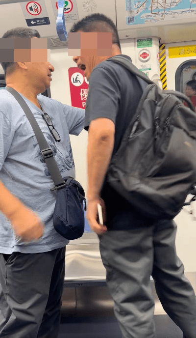 現場影片顯示,涉事兩名男子分別孭斜孭袋及背囊,最初在車廂內對峙。Facebook群組「將軍澳主場」(下同) 現場影片顯示,涉事兩名男子分別孭斜孭袋及背囊,最初在車廂內對峙。Facebook群組「將軍澳主場」(下同)