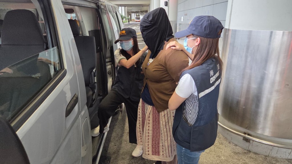 首宗案件被捕的兩名菲律賓女子。 首宗案件被捕的兩名菲律賓女子。