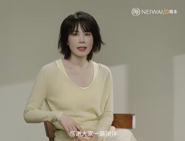 淡妝上陣的王菲為品牌拍攝宣傳片。