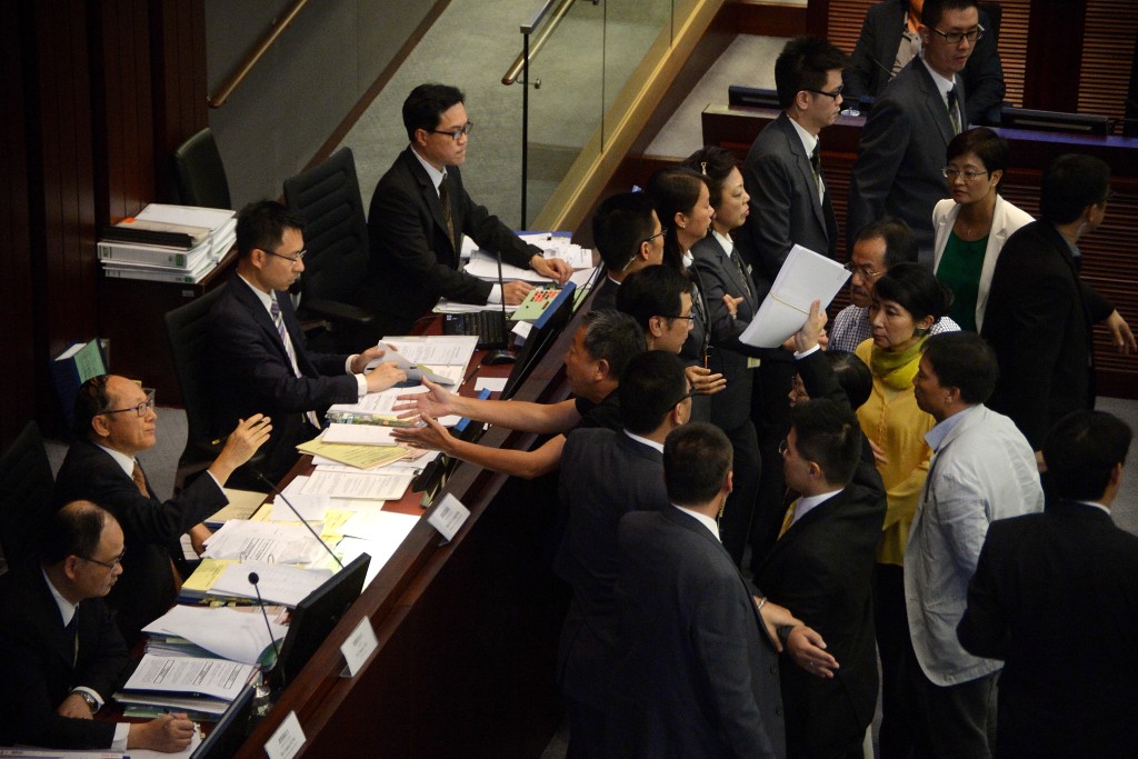 舊時代的立法會財委會會議，經常成為激烈抗議「戰場」。圖為2014年討論新界東北前期撥款。資料圖片