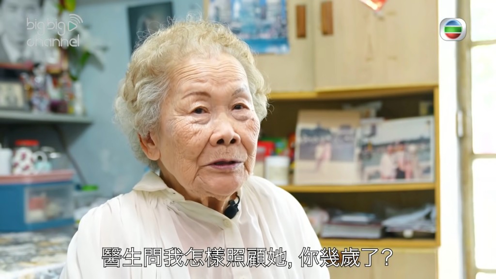 當時女兒因腦中風四肢癱瘓,要臥床休養,幸得義工鄰居忙手,她才能一邊照顧愛女,一邊拍戲,直至6年後等到療養院。 當時女兒因腦中風四肢癱瘓,要臥床休養,幸得義工鄰居忙手,她才能一邊照顧愛女,一邊拍戲,直至6年後等到療養院。