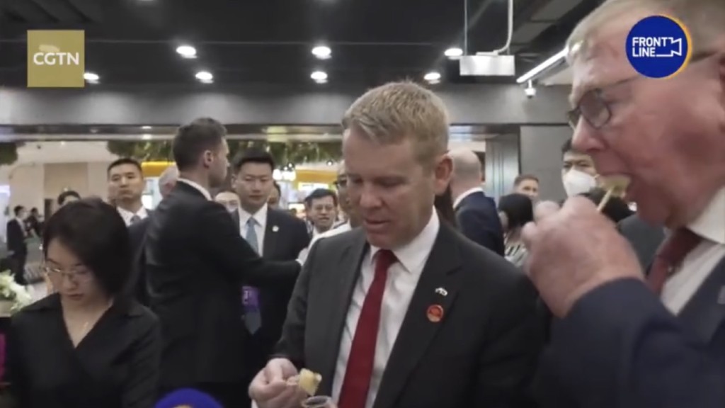 纽西兰总理希普金斯在天津逛超市试吃家乡奇异果。 CGTN