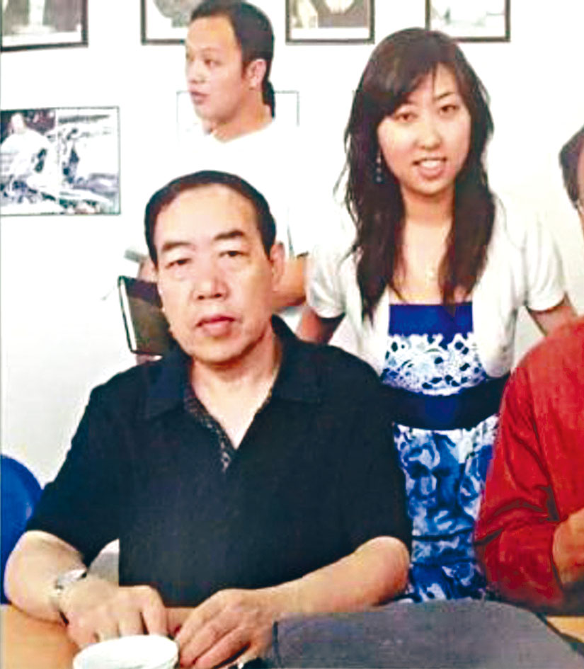 作家賈平凹（前）和女兒賈淺淺(右)。