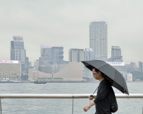 天文台預料本港今日早上多雲及有一兩陣微雨。資料圖片
