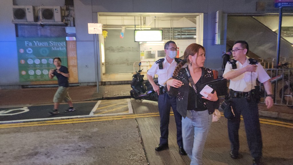 大批警員到場調查。 大批警員到場調查。