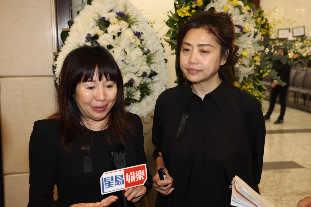 今日（17日）梅小青與梅小惠等家屬為梅劉惠芳於紅磡世界殯儀館設靈。