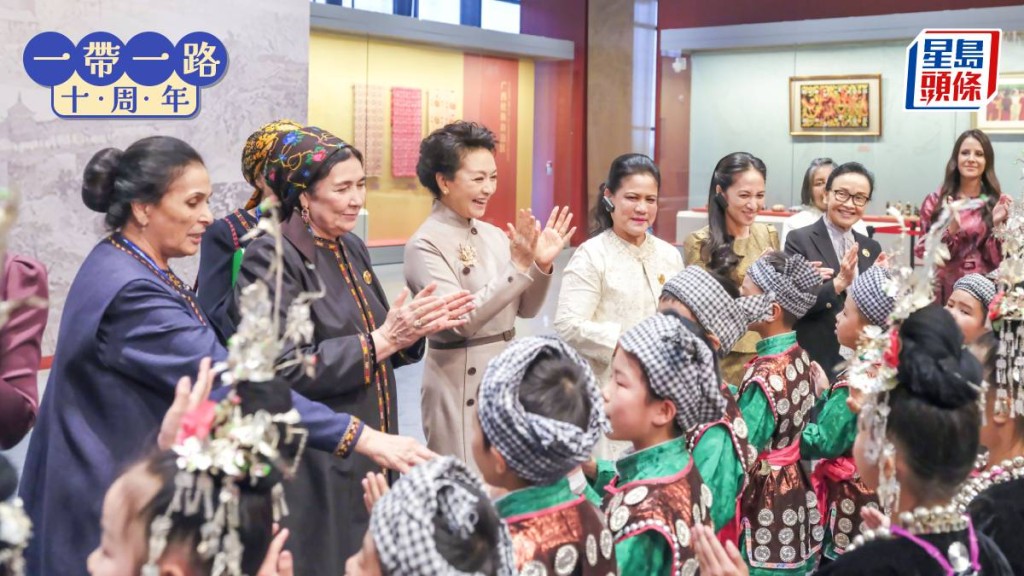 彭麗媛同外方領導人夫人與來自貴州侗族大歌之鄉的少年兒童交流。（新華社）