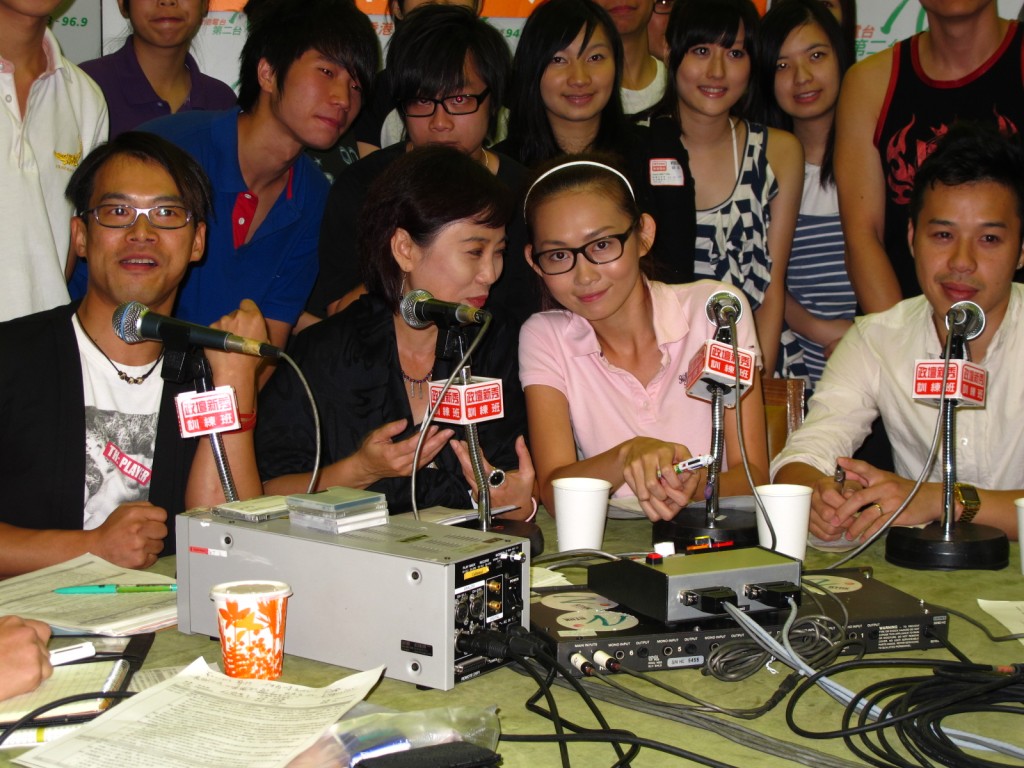 杨焉曾跟身兼电台主持及书展文化顾问成员的伍曼仪在电台探讨「书展推动文化的价值」。