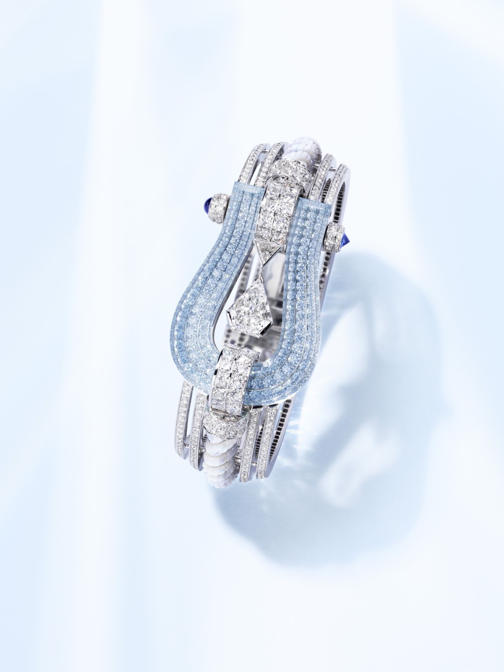 以品牌代表性的Force 10手链为灵感的Force 10 Winning Spirit系列，运用钻石、海蓝宝石和蓝宝石拼凑出海洋风格。