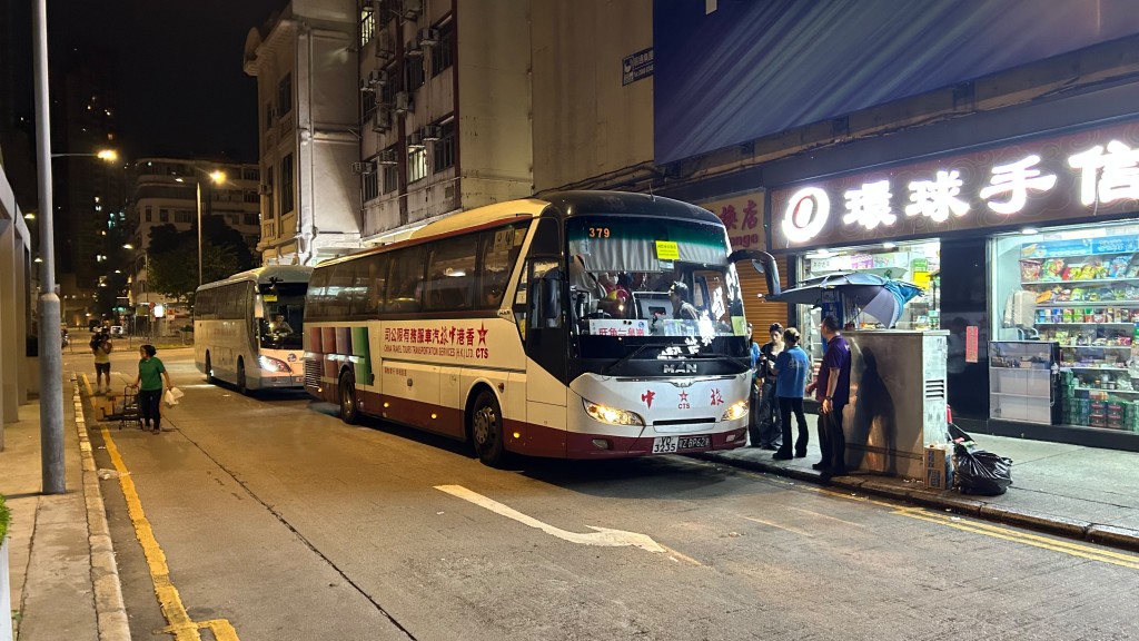 10月25日凌晨,旺角過境巴士站約有200人排隊。蔡楚輝攝 10月25日凌晨,旺角過境巴士站約有200人排隊。蔡楚輝攝