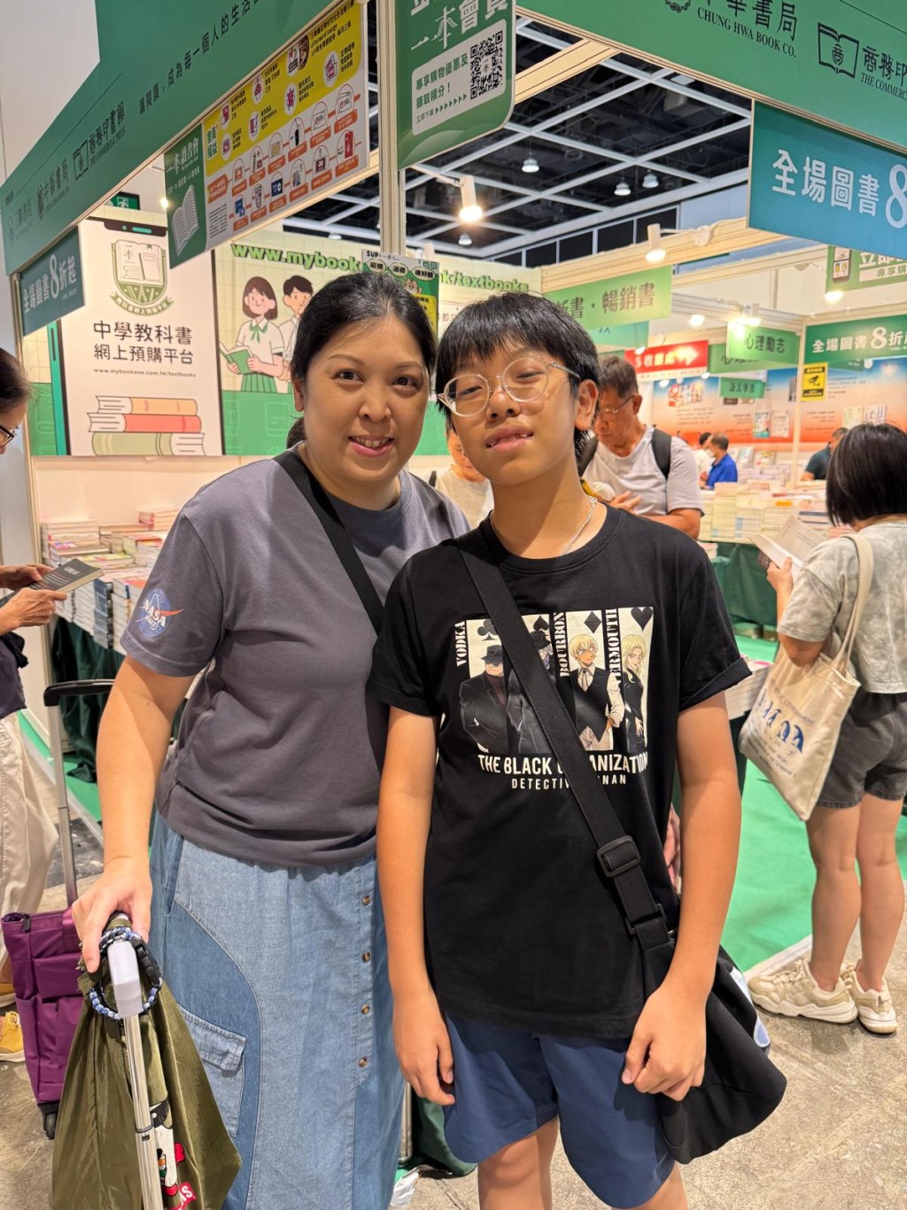 天主教郭得勝中學準中二生黃昊哲與媽媽,昊哲最想買衛斯理系列。(圖片來源:《親子王》) 天主教郭得勝中學準中二生黃昊哲與媽媽,昊哲最想買衛斯理系列。(圖片來源:《親子王》)