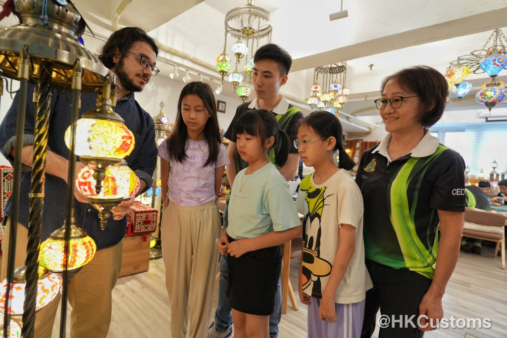 小朋友透過多元文化交流，了解不同地方生活習慣，學懂互相尊重及包容。香港海關fb 