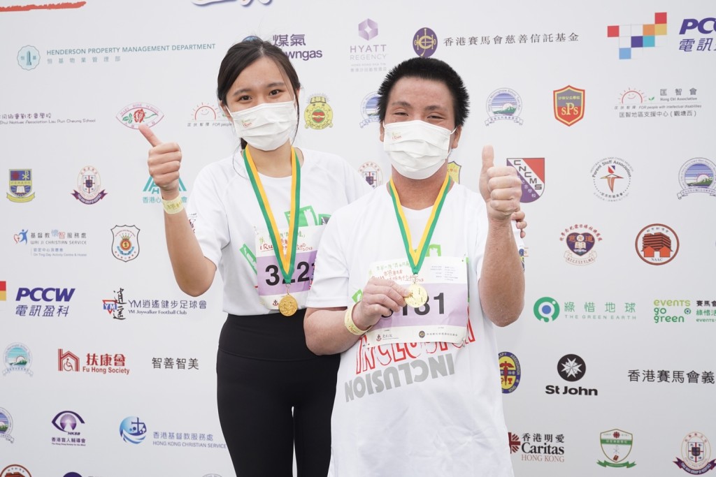「与校共融」计划 的中大学生许同学（左）与东华三院李恩李鋈麟父子乐活熙庭院友国华一同完成马拉松赛事。