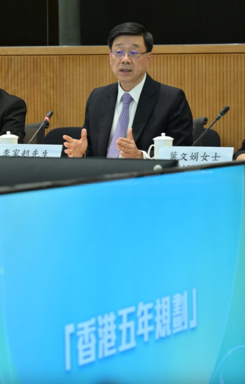 李家超表示，有望正式文件提前至第三季尾出爐。政府新聞處