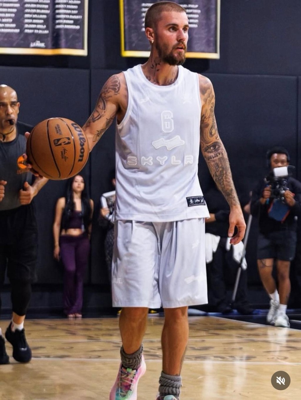 Justin Bieber今日則公開打籃球照片。