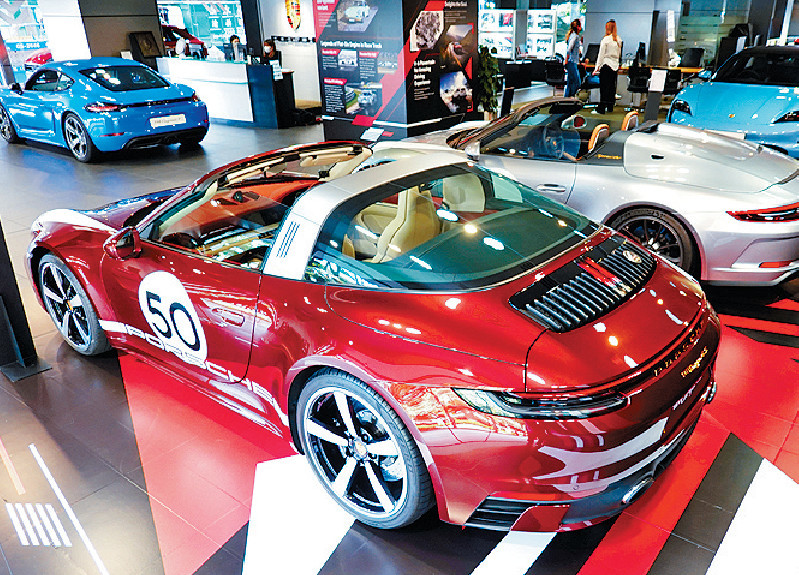 ■一身復古賽車拉花是焦點所在。 ■一身復古賽車拉花是焦點所在。