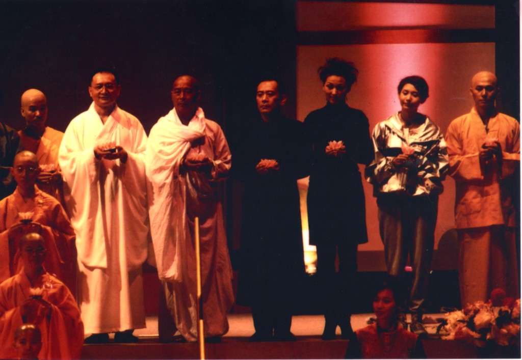 邱淑贞（右二）曾参与佛教活动。（东周刊图片）