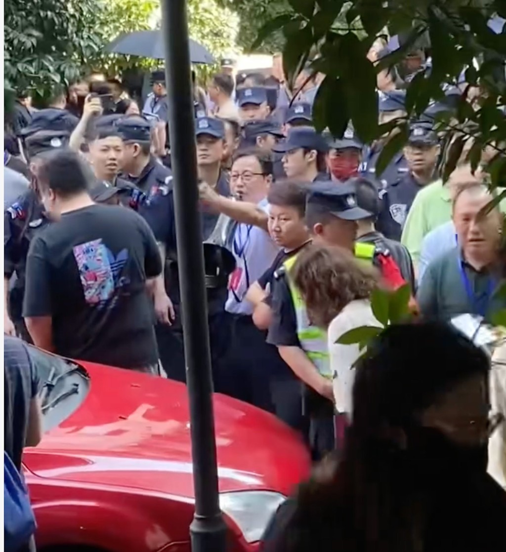 動保人士在「打包哥」家外通宵示威,演變成警民衝突。影片截圖 動保人士在「打包哥」家外通宵示威,演變成警民衝突。影片截圖