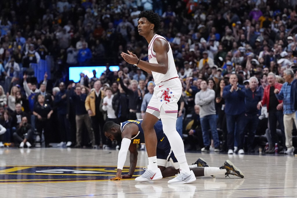 關鍵時刻火箭隊湯遜（白衫）疑似絆倒添夏達威（藍衫）被吹「無球犯規」。路透社