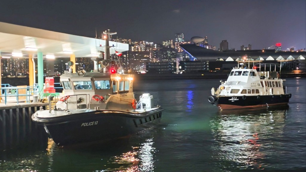 觀塘海濱22歲女蹈海輕生 警員消防員冒寒落水救人