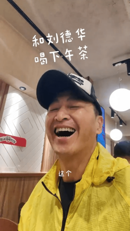 笑得好開心。 笑得好開心。
