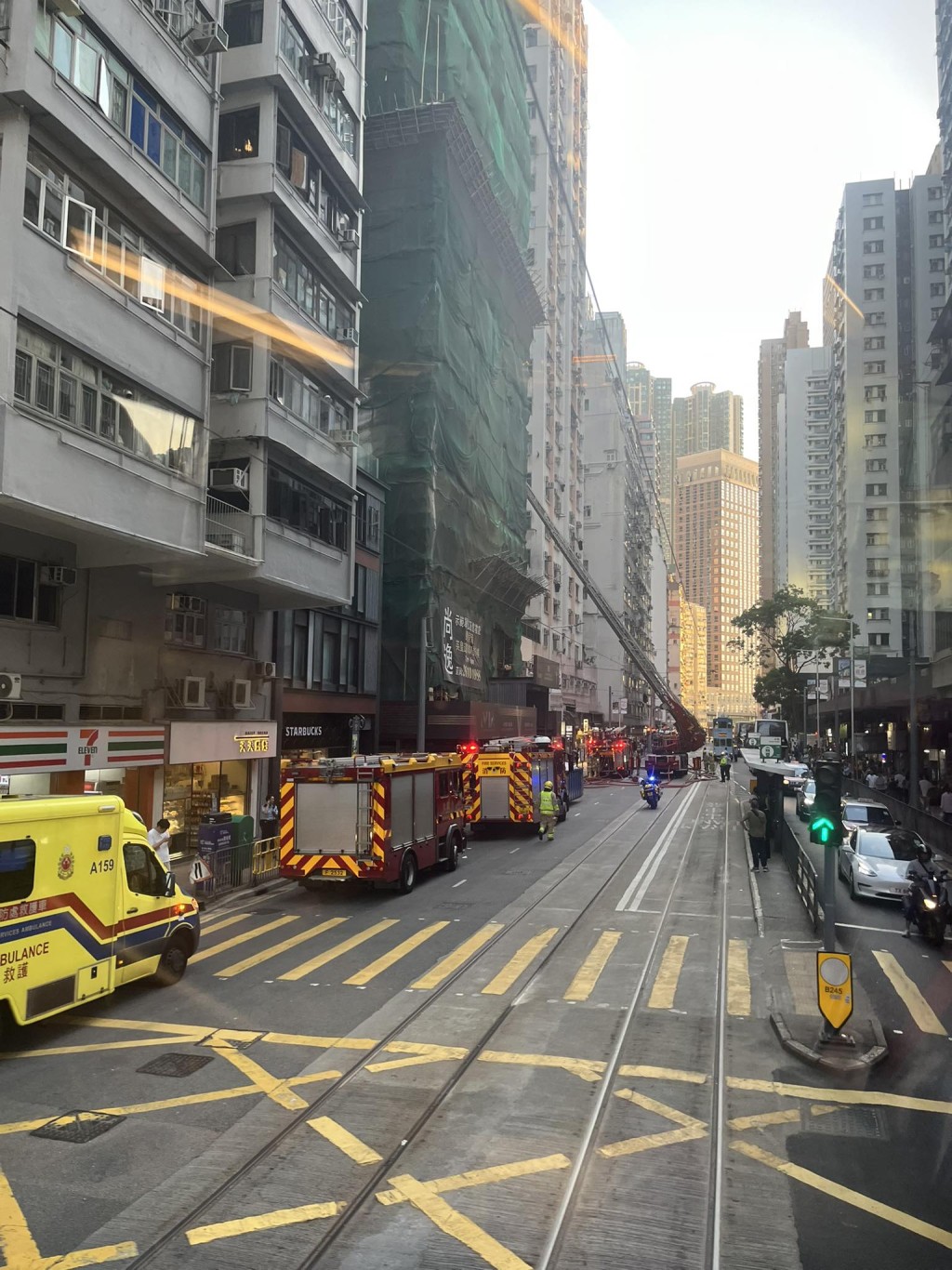 德輔道西328號一個建築中地盤的棚架突然起火冒煙。網上圖片 德輔道西328號一個建築中地盤的棚架突然起火冒煙。網上圖片
