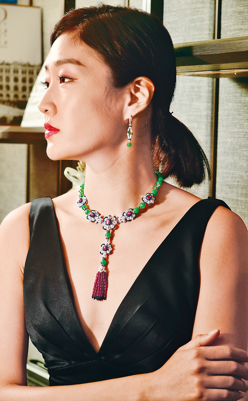 项链设计灵感源于古埃及的夜空奇景，以具神秘色彩的绿宝石带出异国情调。18K白色黄金项链，配衬天然翡翠、黑玉髓、钻石，以及总重逾68卡红宝石，末端以流穗设计，摇曳生姿。