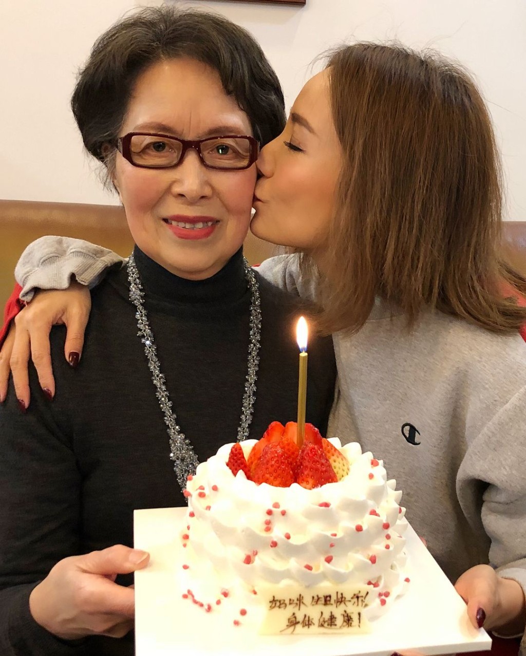 胡蓓蔚每逢媽媽生日及母親節，都會貼出照片慶祝。