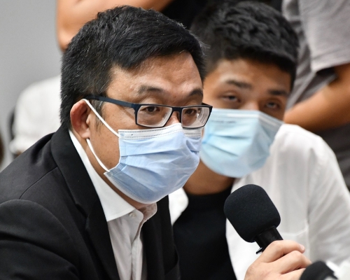涂謹申協助部分被拘留的港人家屬。資料圖片