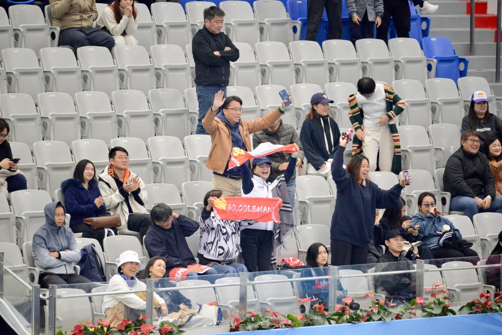 观众拉横额为黄泽林打气。杨功煜 观众拉横额为黄泽林打气。杨功煜