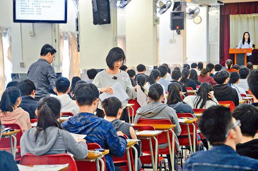 文凭试中文科昨举行卷三聆听及综合能力考核，有中文科老师认为今年试卷难度与往年相若。