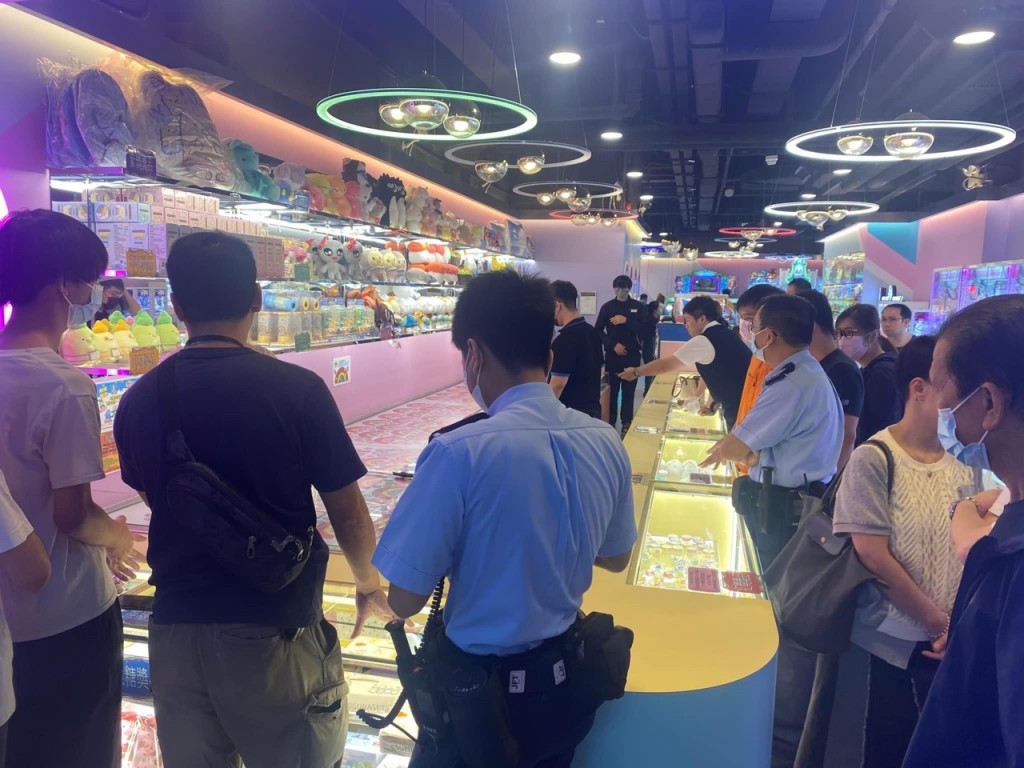 日前有网民在社交平台发文指，在屯门华都商场冒险乐园分店因「掟彩虹」一事报警。