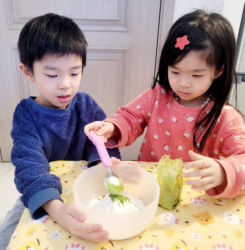 Miss Swan Swan說倒材料及攪拌等煮食工序較為簡單,孩子能自行完成。 Miss Swan Swan說倒材料及攪拌等煮食工序較為簡單,孩子能自行完成。