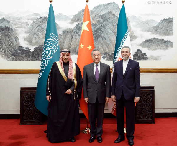 王毅在北京會見沙地阿拉伯外交副大臣胡萊吉（左）及伊朗外交部副部長巴蓋里（右）。