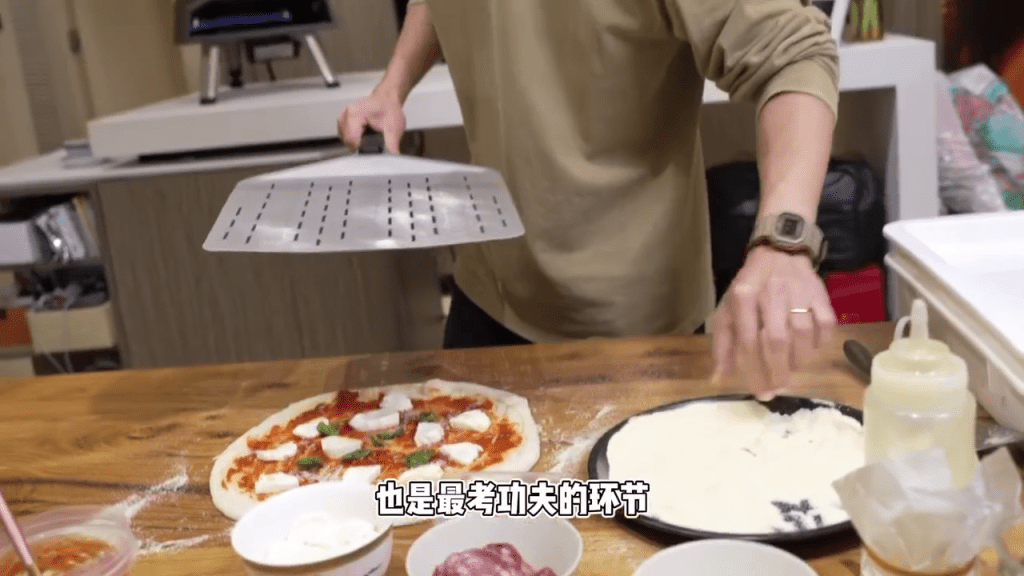 袁伟豪日前教整Pizza。
