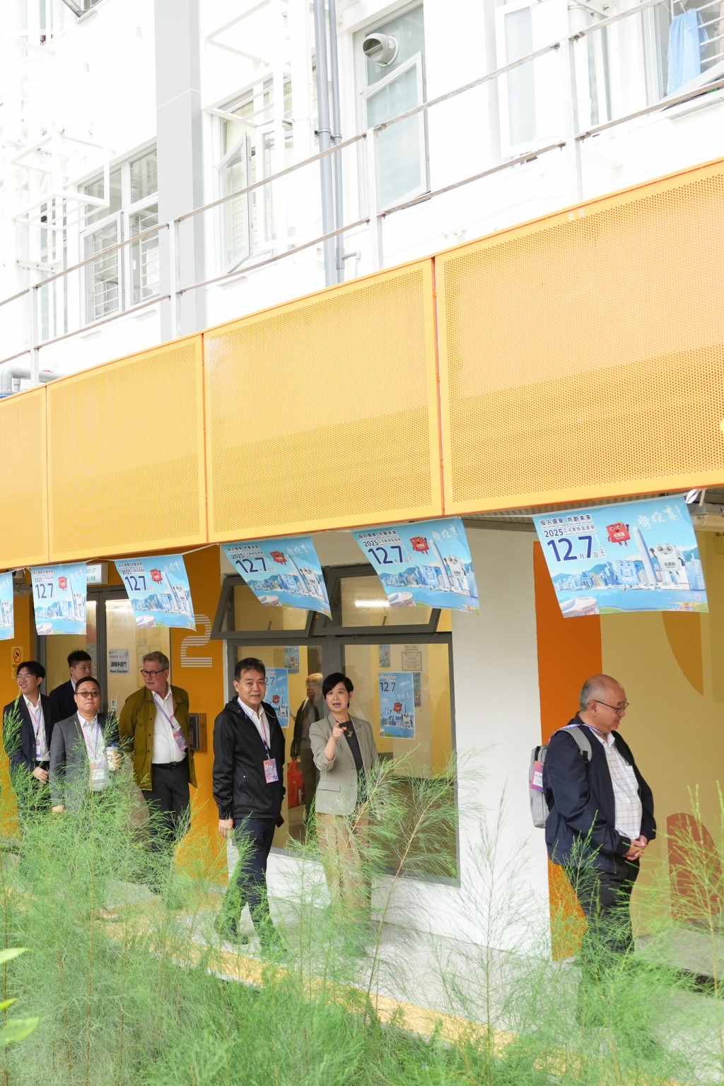 何永賢帶領一眾參與者考察簡約公屋彩興路項目。何永賢fb圖片 何永賢帶領一眾參與者考察簡約公屋彩興路項目。何永賢fb圖片