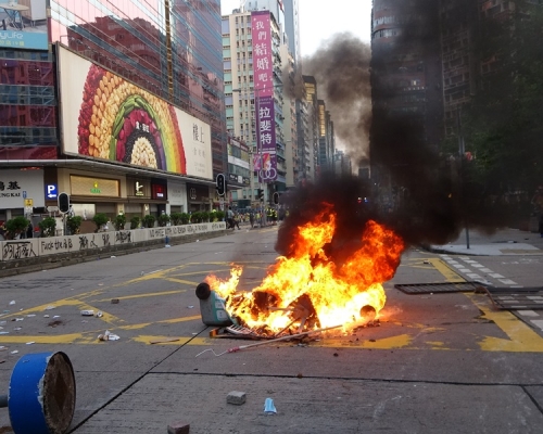 當日數以百計示威者在旺角彌敦道聚集架設路障。資料圖片