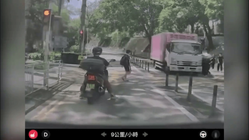 密斗貨車近距離駛過3名過路女生,險象環生。YouTube:車Cam特警 密斗貨車近距離駛過3名過路女生,險象環生。YouTube:車Cam特警
