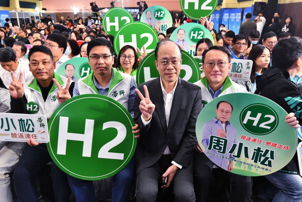 周小松擔任立法會議員多年，其多項建議獲政府接納。