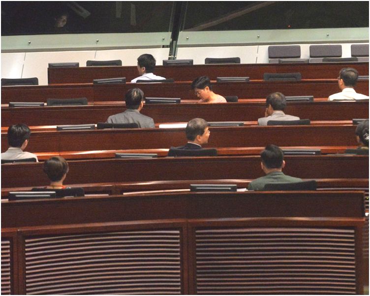 多名民主派議員背向主席位抗議。