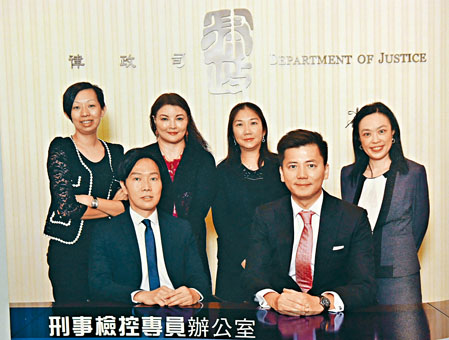 ■律政司副刑事檢控專員許紹鼎(前排右)日前請辭，他的副手高級助理刑事檢控專員何詠光(前排左)將接棒。